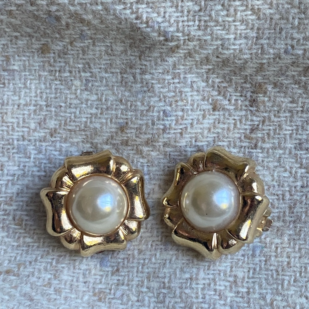 Vintage clip on earrings gold pearl